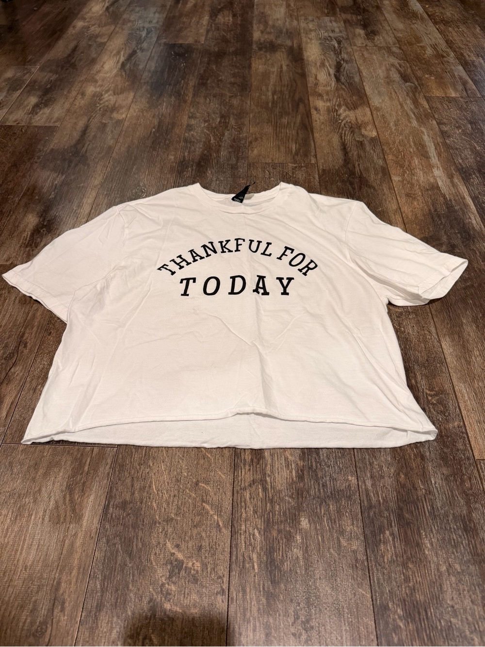 🌺District White Cropped Tee with Black 'Thankful For Today' Lettering